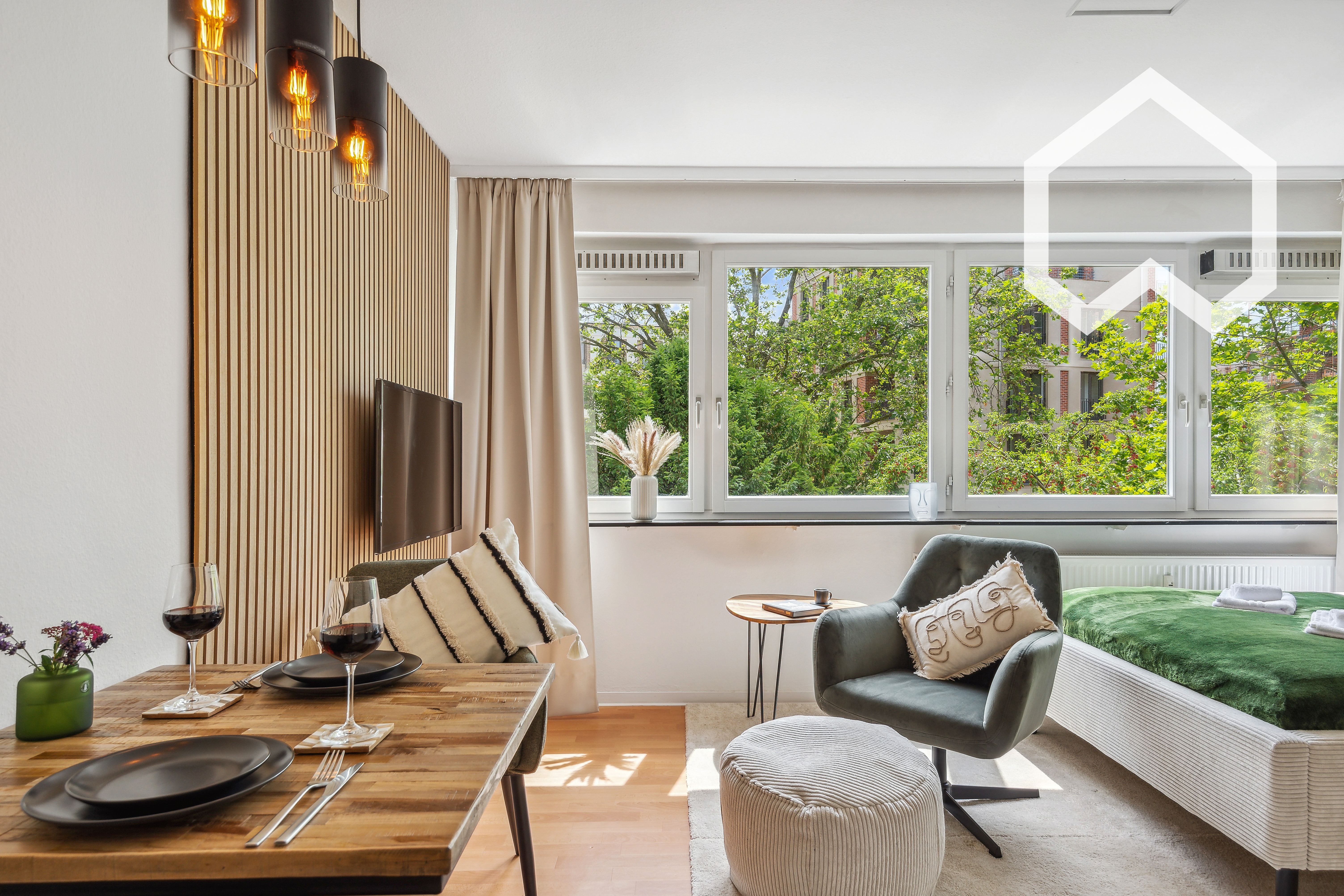 Luxurious, Green Living Near The City Center - 14