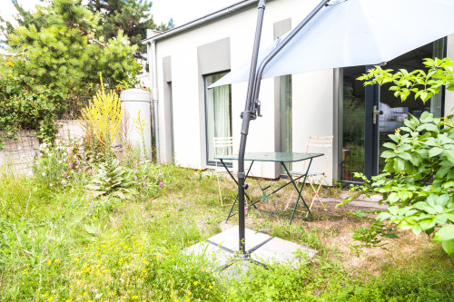 Green, quiet and cosy Apartment, close to UN, DHL, GIZ on the foot of Venusberg | 2