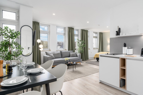 BRIGHT: Design Suite "L" City Center | Kitchen - Gallery - 5