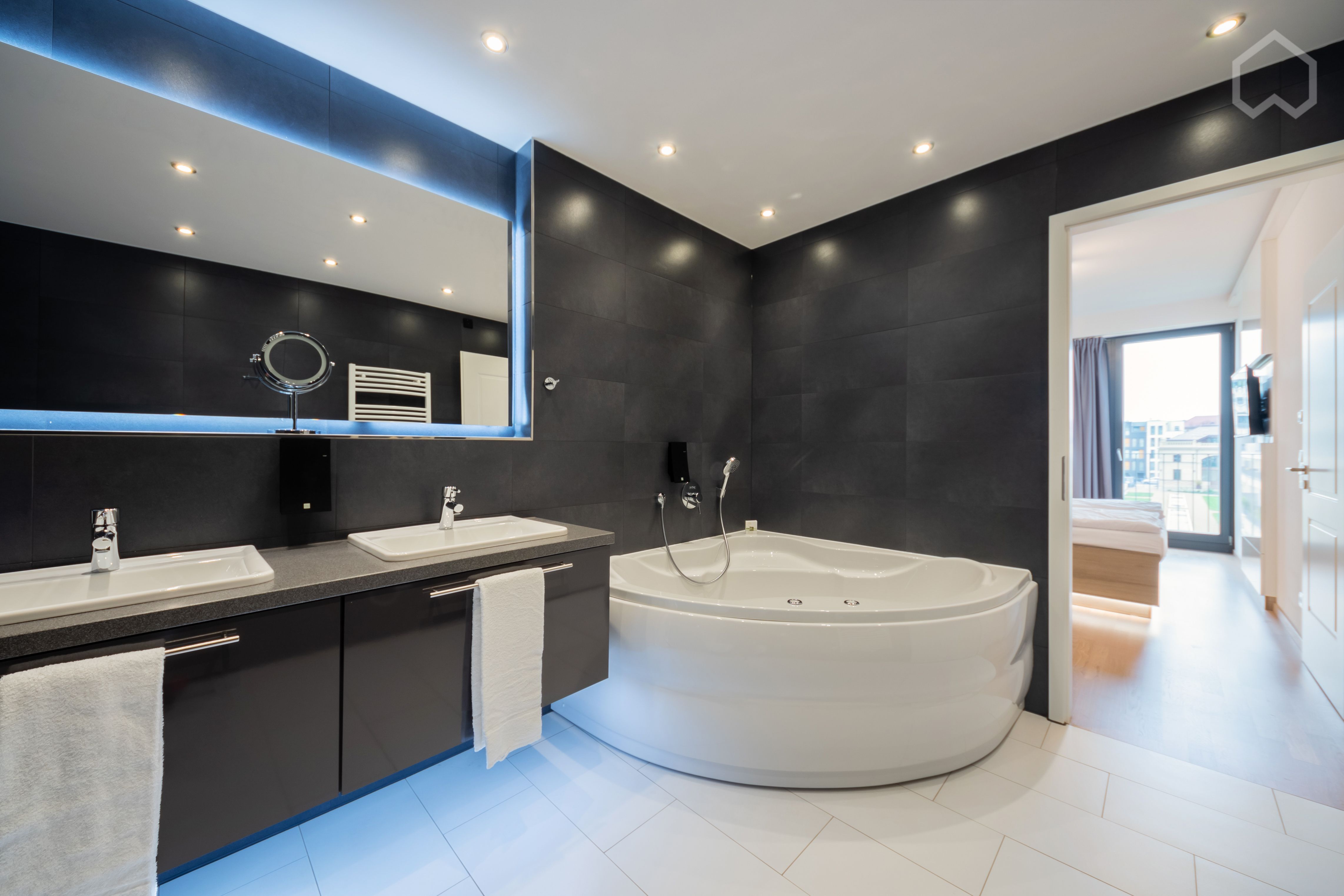 Exclusive 2-Room Apartment In The Middle Of Dresden With Balcony And Wellness Tub - 22