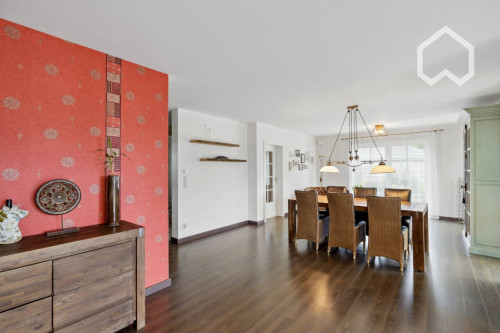 Einfamilienhaus im Landhausstil mit schönen Garten; single family house with beautiful garden