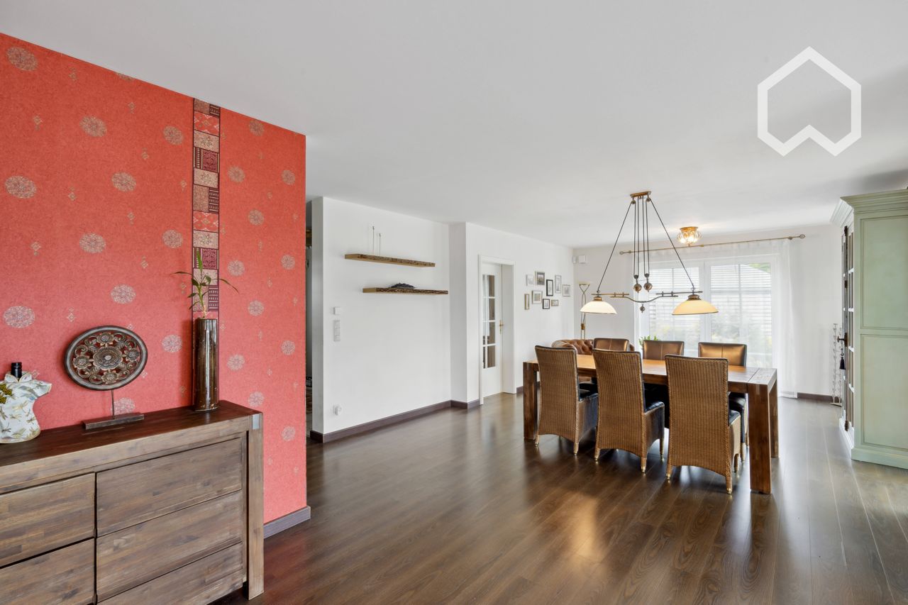  Einfamilienhaus Im Landhausstil Mit Schönen Garten; Single Family House With Beautiful Garden  -  Einfamilienhaus im Landhausstil mit schönen Garten; single family house with beautiful garden  - Gallery -  1