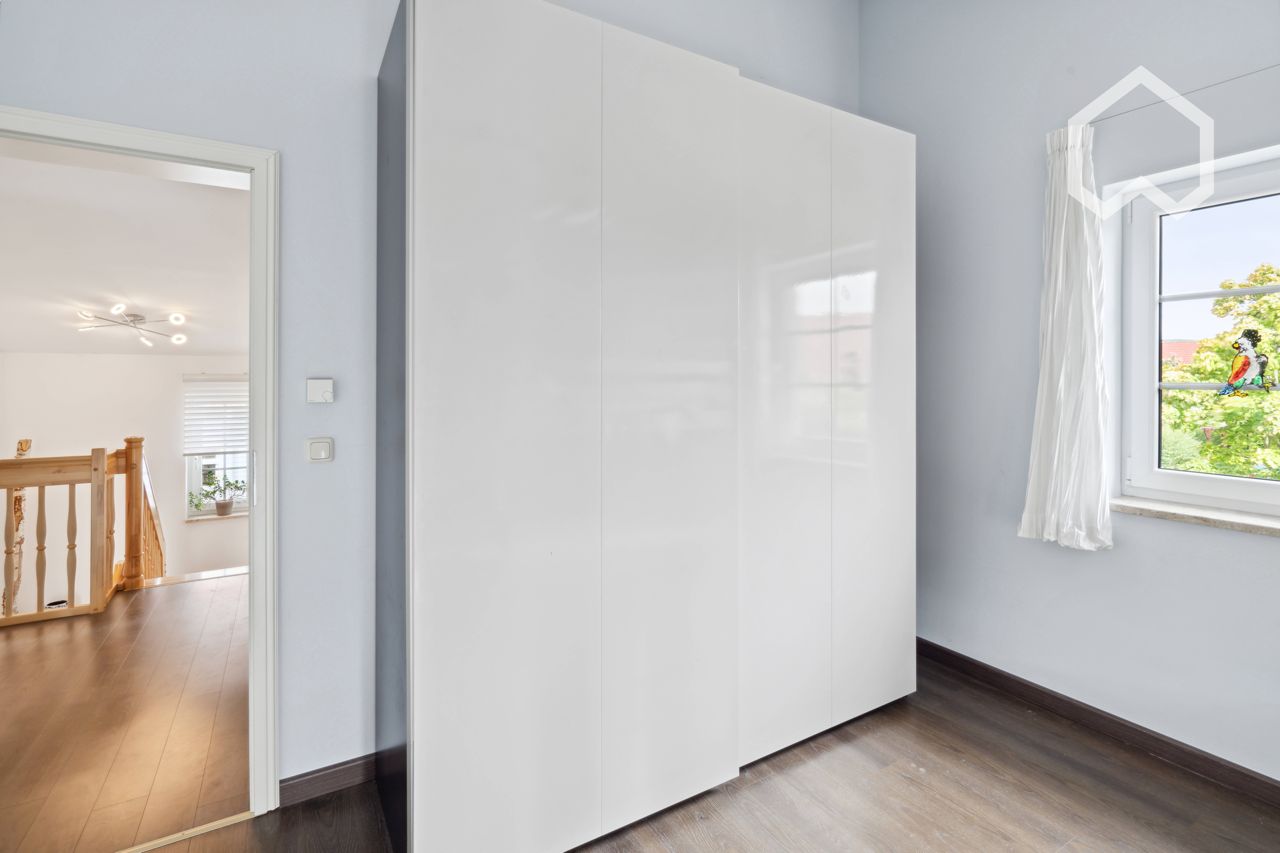  Einfamilienhaus Im Landhausstil Mit Schönen Garten; Single Family House With Beautiful Garden  -  Einfamilienhaus im Landhausstil mit schönen Garten; single family house with beautiful garden  - Gallery -  7