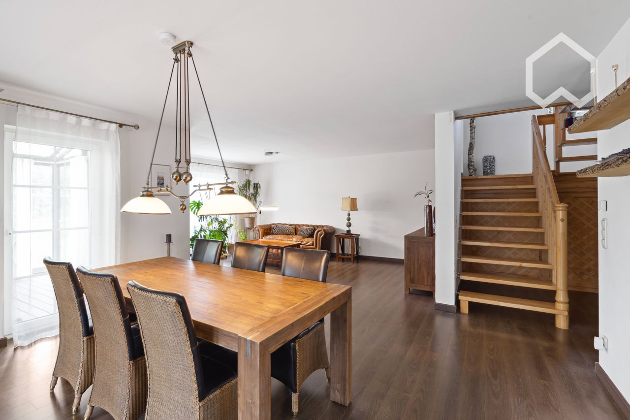  Einfamilienhaus Im Landhausstil Mit Schönen Garten; Single Family House With Beautiful Garden  -  Einfamilienhaus im Landhausstil mit schönen Garten; single family house with beautiful garden  - Gallery -  2