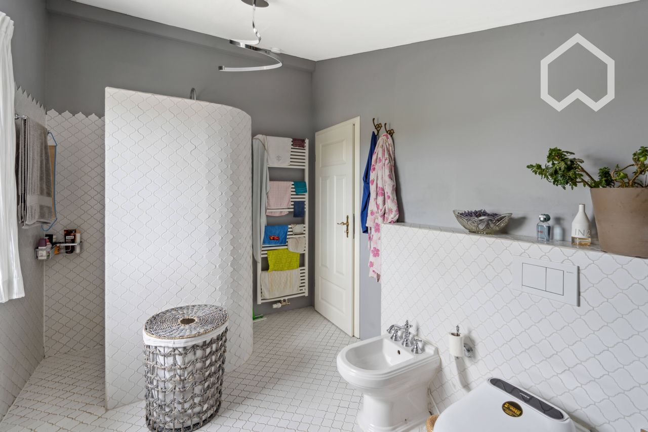  Einfamilienhaus Im Landhausstil Mit Schönen Garten; Single Family House With Beautiful Garden  -  Einfamilienhaus im Landhausstil mit schönen Garten; single family house with beautiful garden  - Gallery -  5