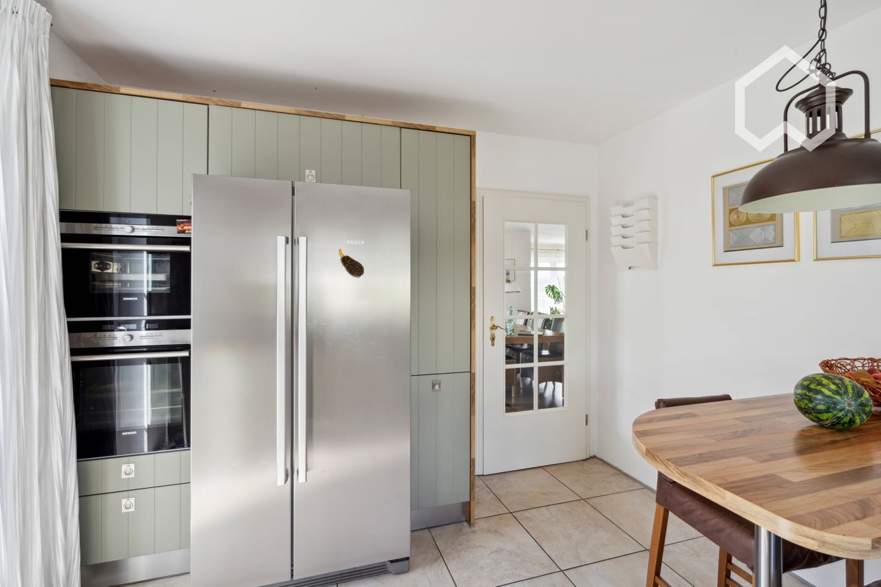  Einfamilienhaus Im Landhausstil Mit Schönen Garten; Single Family House With Beautiful Garden  -  Einfamilienhaus im Landhausstil mit schönen Garten; single family house with beautiful garden  - Gallery -  3