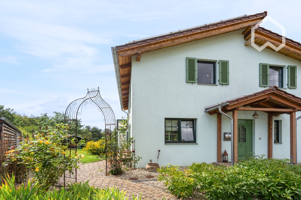  Einfamilienhaus Im Landhausstil Mit Schönen Garten; Single Family House With Beautiful Garden  -  Einfamilienhaus im Landhausstil mit schönen Garten; single family house with beautiful garden  - Gallery -  13