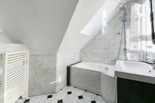 Modern, loft-alike and centrally located 1,5 rooms top-floor flat in Altona
