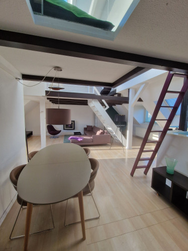 Modern, loft-alike and centrally located 1,5 rooms top-floor flat in Altona
