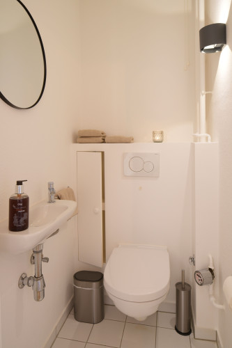 Located in a prime location, fully renovated, furnished 3‑room apartment (90 m²) for temporary rent – close to the Alster / Hamburg‑Uhlenhorst