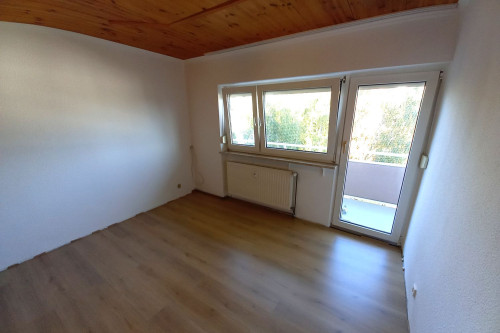 Furnished 2-room apartment with balcony, elevator and parking space centrally located in Eschborn
