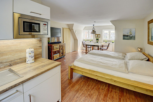 Welcome to the holiday apartment "Kajüte am Nordermarkt" for up to 2 people in the heart of the lively old town.