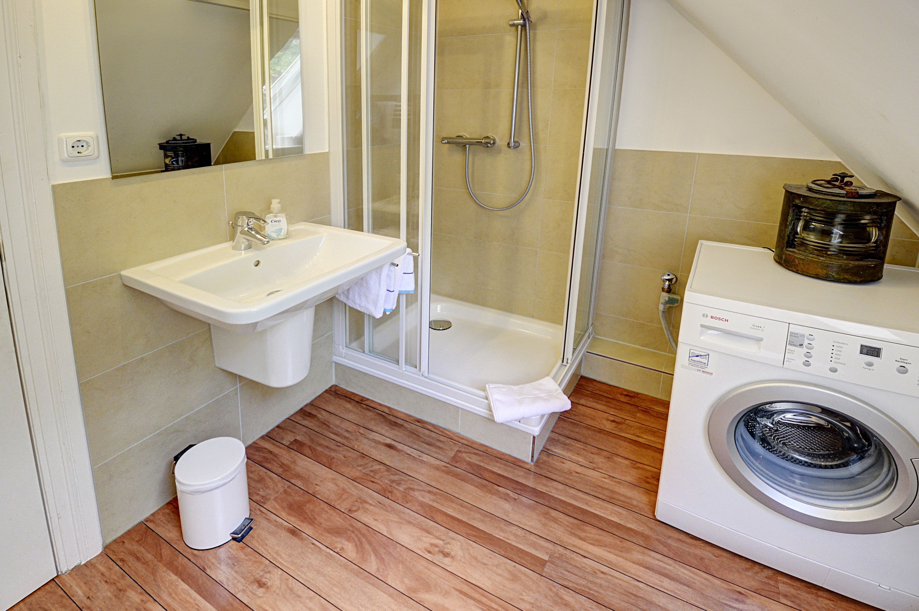  Welcome To The Holiday Apartment "Kajüte Am Nordermarkt" For Up To 2 People In The Heart Of The Live  -  Welcome to the holiday apartment "Kajüte am Nordermarkt" for up to 2 people in the heart of the lively old town.  - Gallery -  4