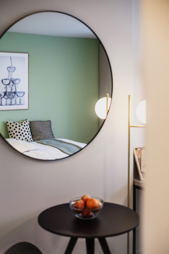 Serviced Studio Apartment with Large Single Bed & Large Windows or 1m² Balcony