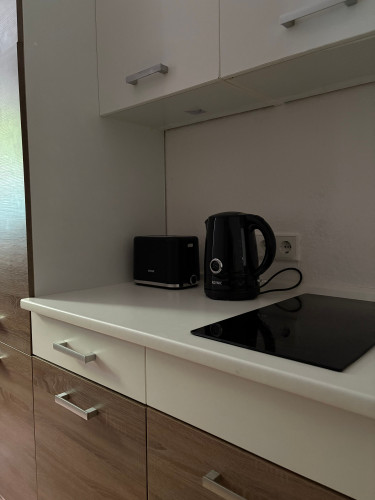 6 Minutes from Hamburg Airport – Spacious 2.5-Room Apartment with Charm and Great Location