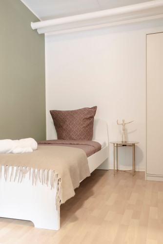 6 Minutes from Hamburg Airport – Spacious 2.5-Room Apartment with Charm and Great Location