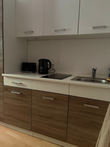 6 Minutes from Hamburg Airport – Spacious 2.5-Room Apartment with Charm and Great Location