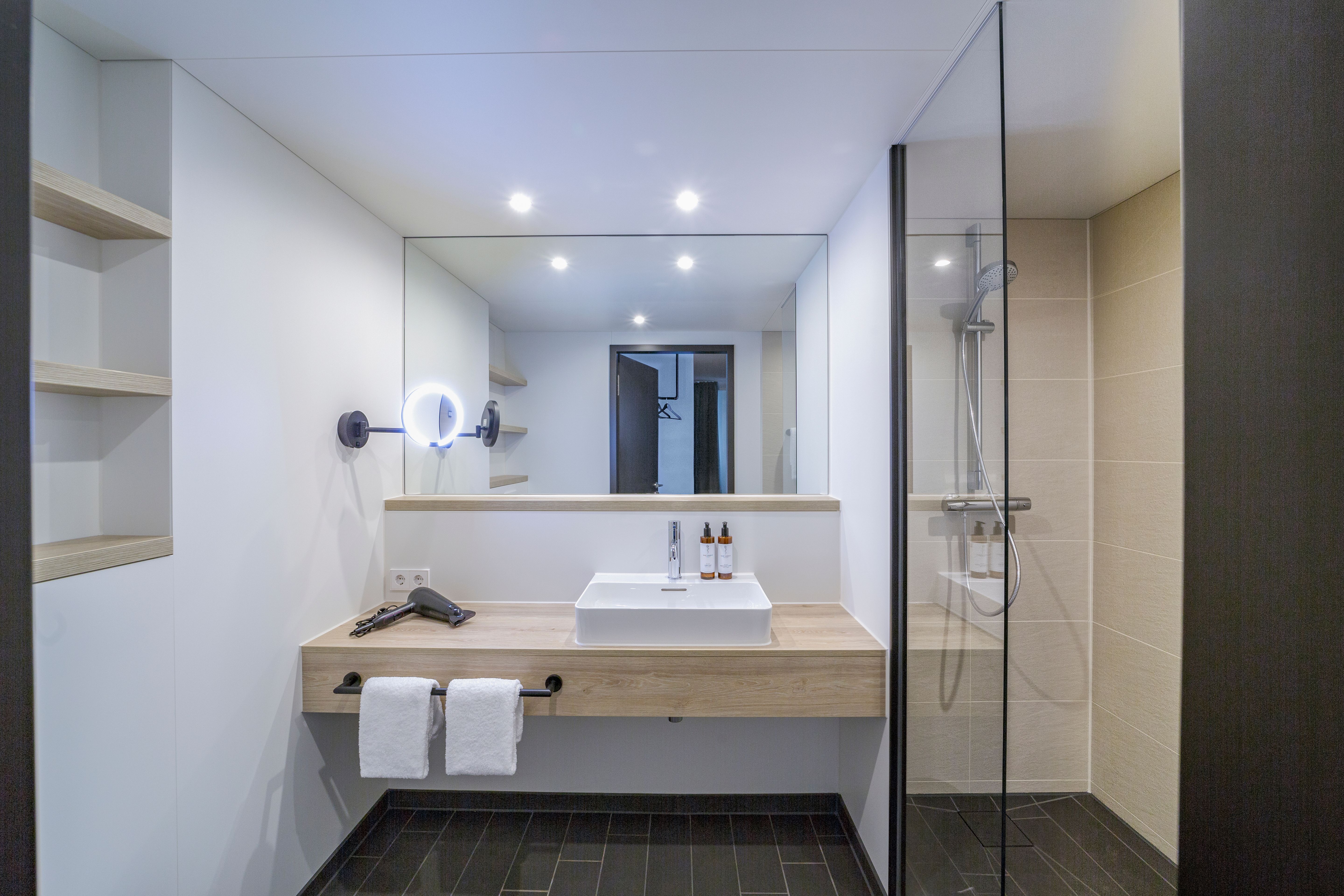 Luxurious, Spacious Suite In Central New Building - luxurious, spacious suite in central new building - Gallery - 10