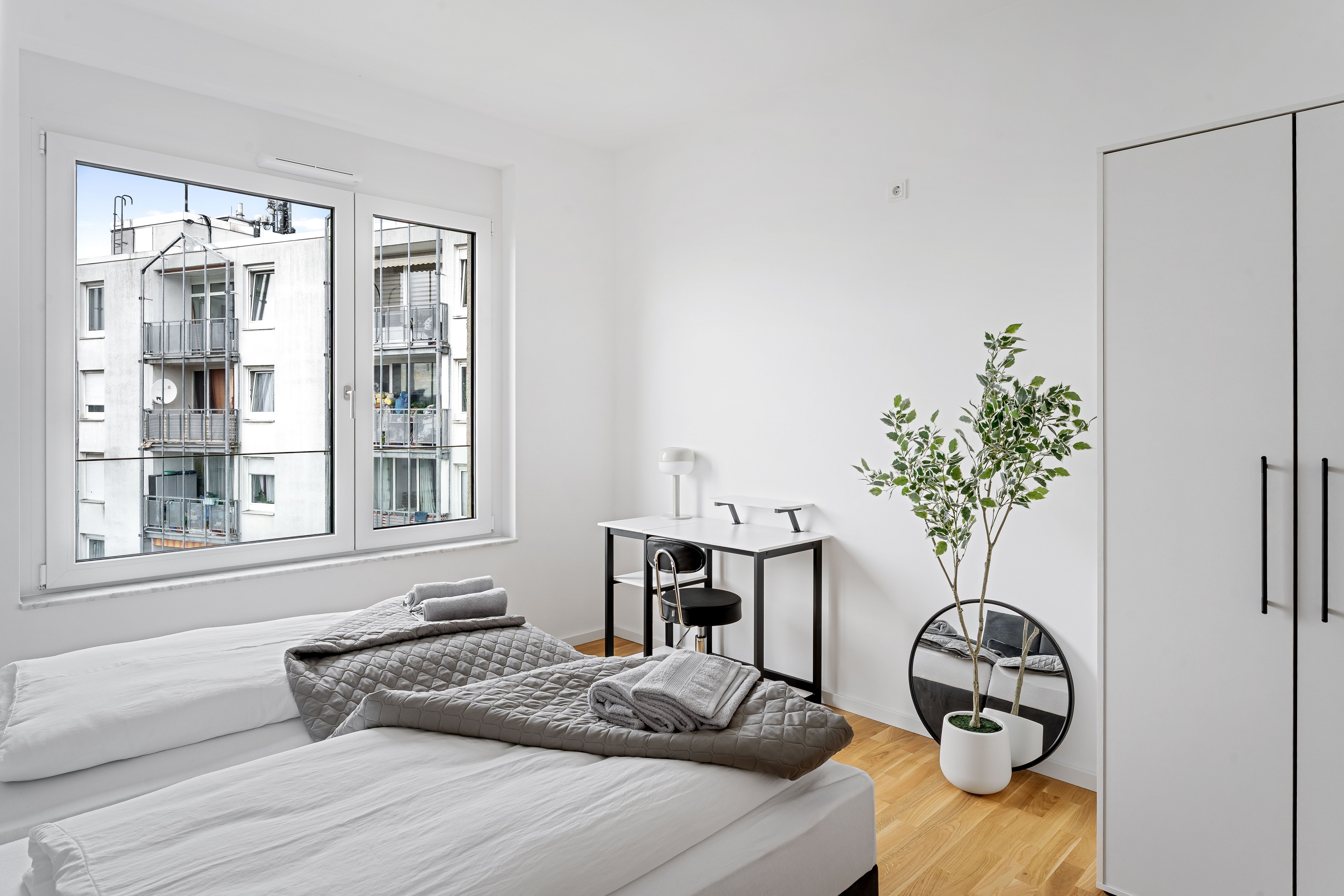 Iconic 2BR Apartment HANSEN I Balcony I Next To Mercedes I Stuttgart I Kitchen I Home Office - 12