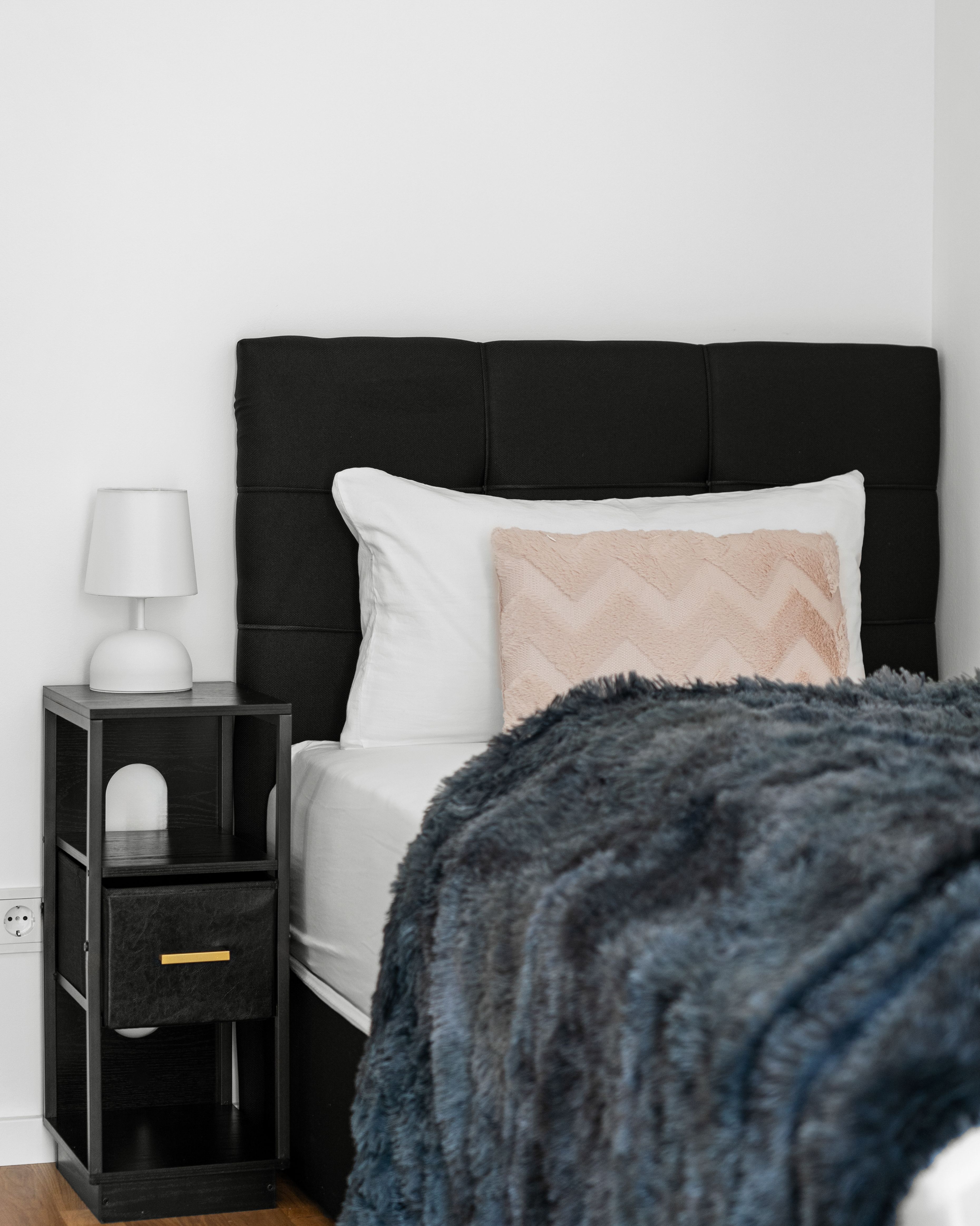 Luxus 2BR Apartment FRITZ I Balcony I Next To Mercedes I Stuttgart I Kitchen I Home Office - 7