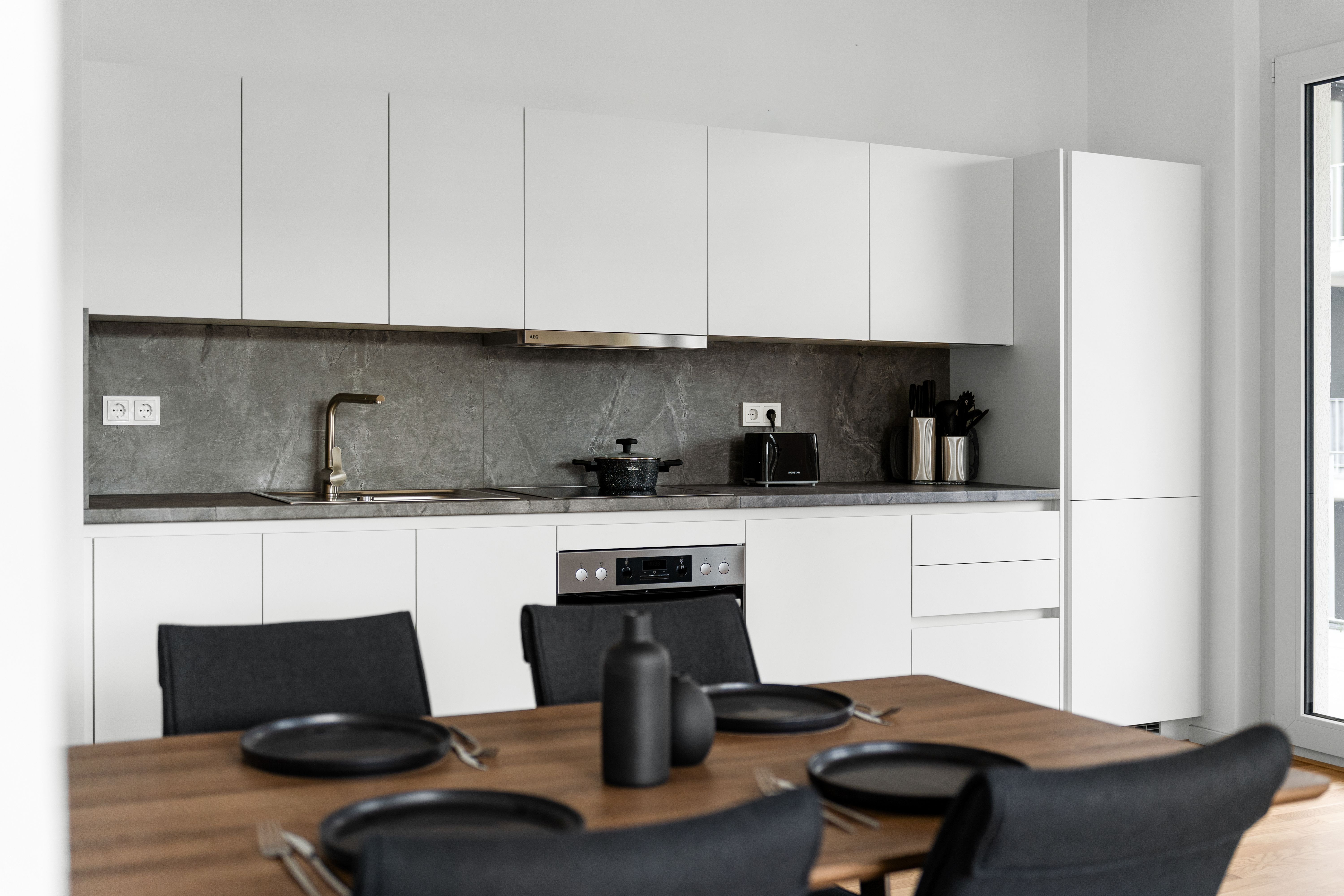 Luxus 2BR Apartment FRITZ I Balcony I Next To Mercedes I Stuttgart I Kitchen I Home Office - 3