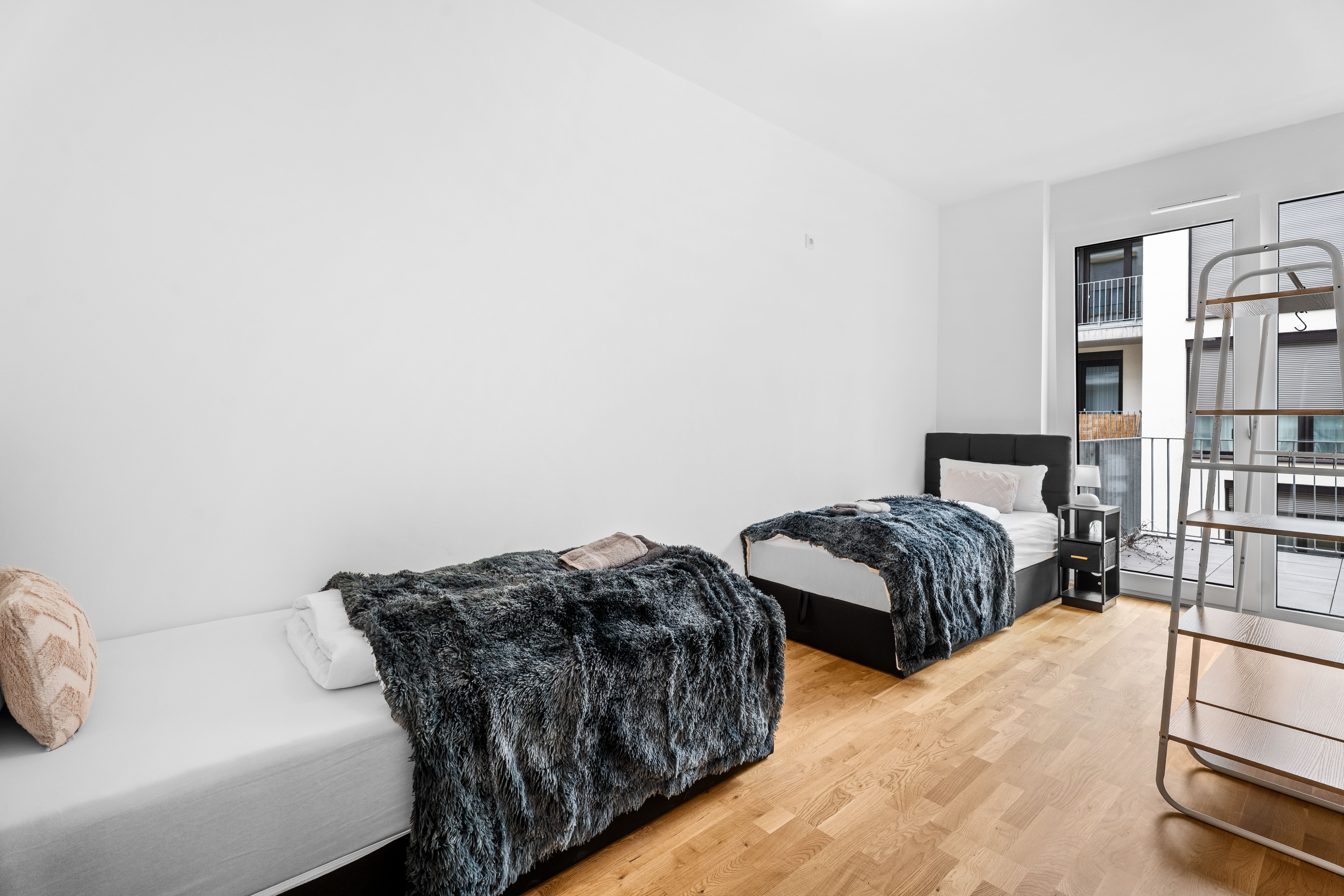 Luxus 2BR Apartment FRITZ I Balcony I Next To Mercedes I Stuttgart I Kitchen I Home Office - 8