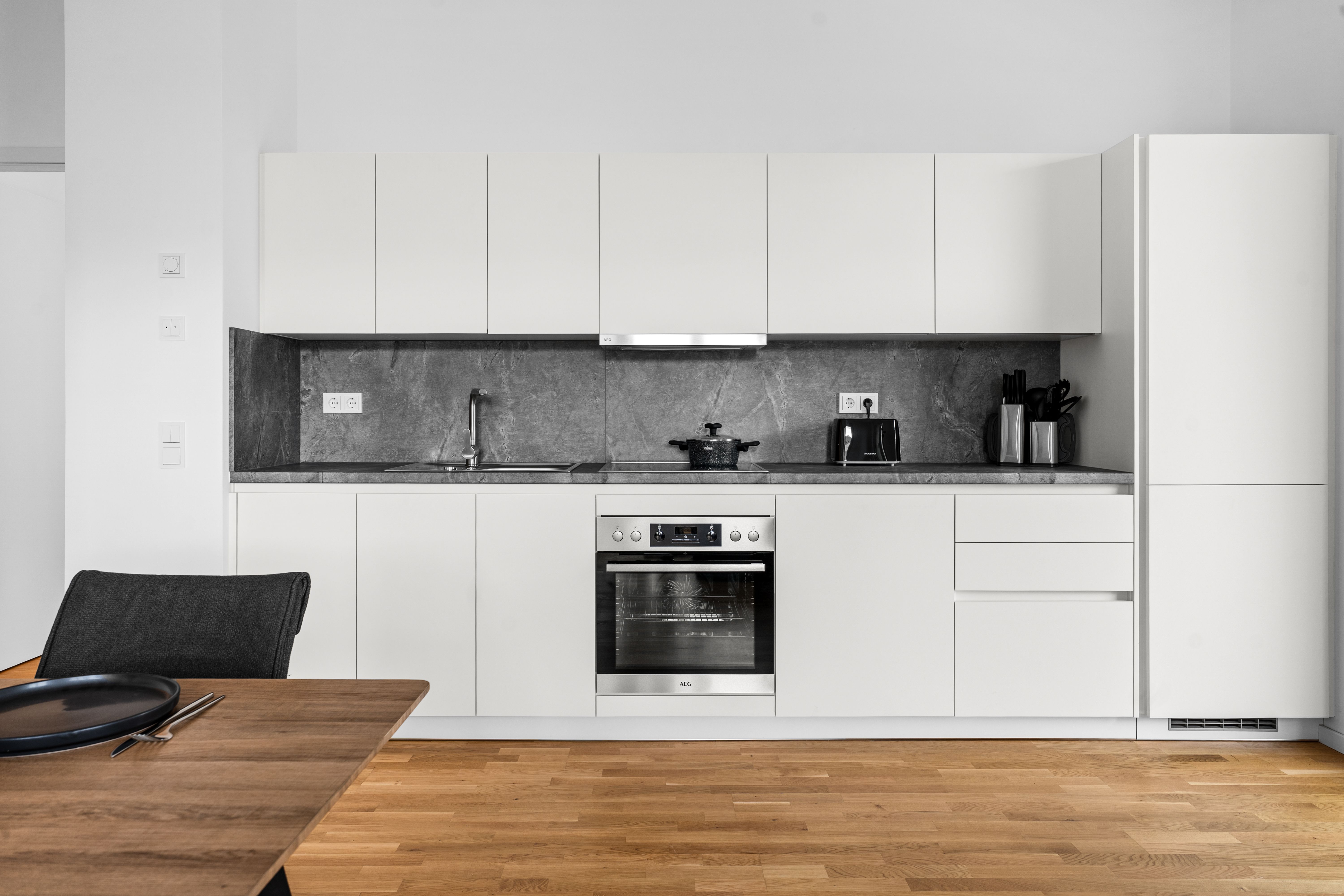 Luxus 2BR Apartment FRITZ I Balcony I Next To Mercedes I Stuttgart I Kitchen I Home Office - 4