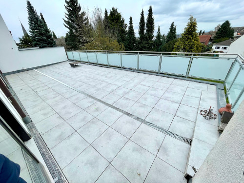 Exclusively furnished apartment with a spacious rooftop terrace in a central location