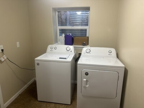 Newly executive basement apartment - Gallery - 14
