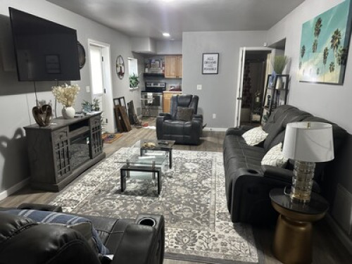 Newly executive basement apartment - Gallery - 12