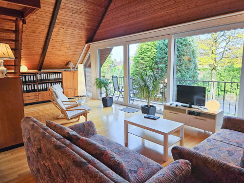 Furnished 3.5-room apartment with balcony and parking space in a quiet location - ready for immediate occupancy