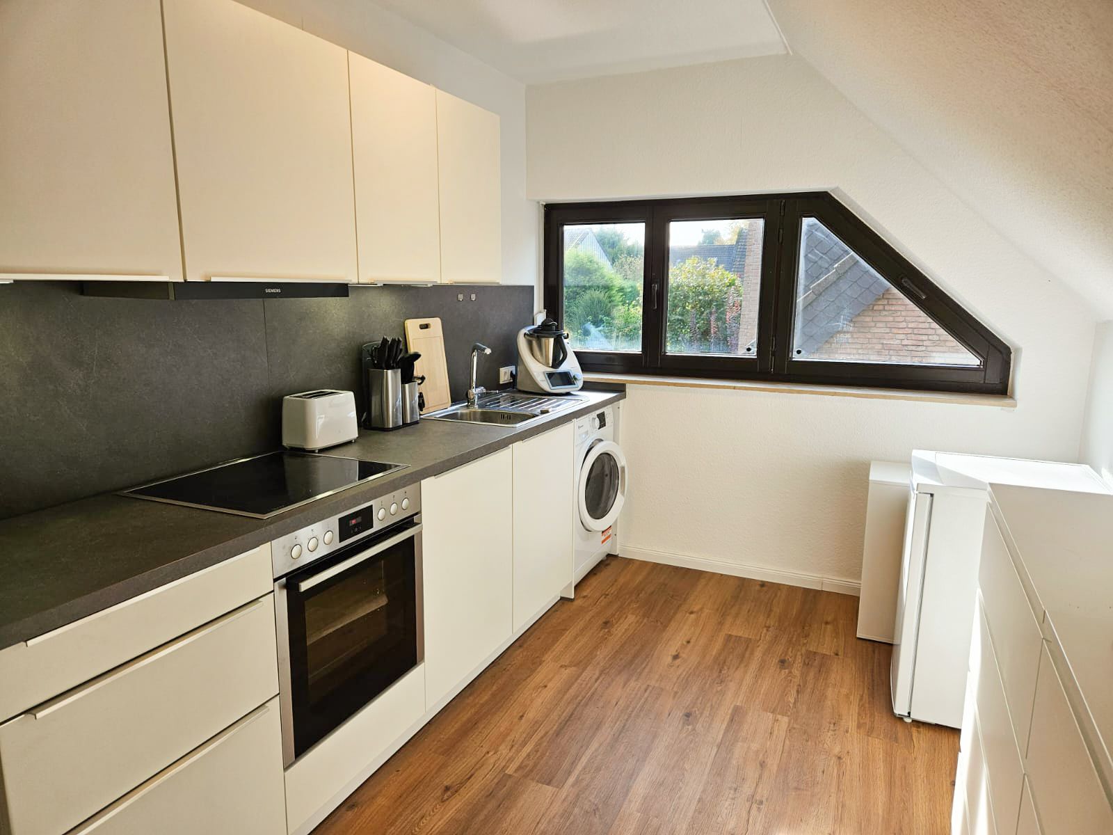  Furnished 3.5-Room Apartment With Balcony And Parking Space In A Quiet Location - Ready For Immediat  -  Furnished 3.5-room apartment with balcony and parking space in a quiet location - ready for immediate occupancy  - Gallery -  15