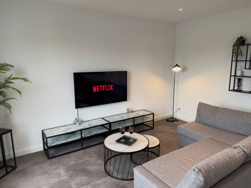 Modern 135 m² Penthouse with Balcony, A/C & Views – Near Cologne/Bonn Airport