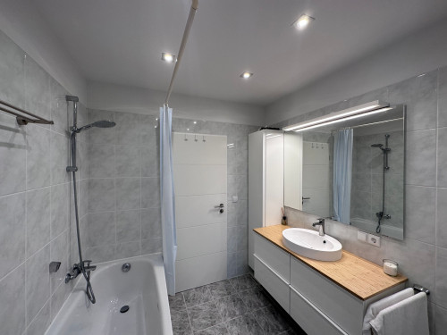 Exclusive South-facing Penthouse Retreat: Comfort with Stunning Views and Utilities Included - Gallery - 10