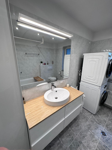 Exclusive South-facing Penthouse Retreat: Comfort with Stunning Views and Utilities Included - Gallery - 9