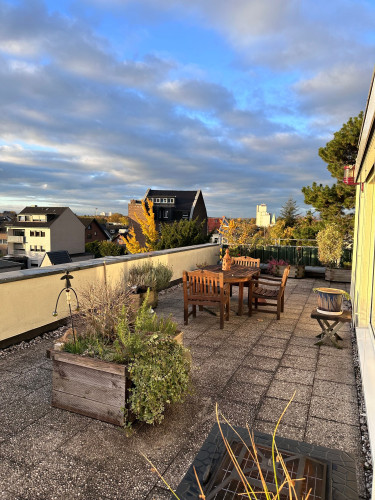 Exclusive South-facing Penthouse Retreat: Comfort with Stunning Views and Utilities Included - Gallery - 8