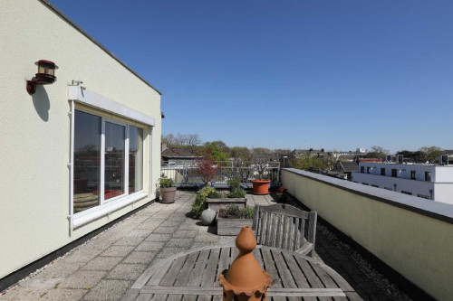 Exclusive South-facing Penthouse Retreat: Comfort with Stunning Views and Utilities Included - Gallery - 6