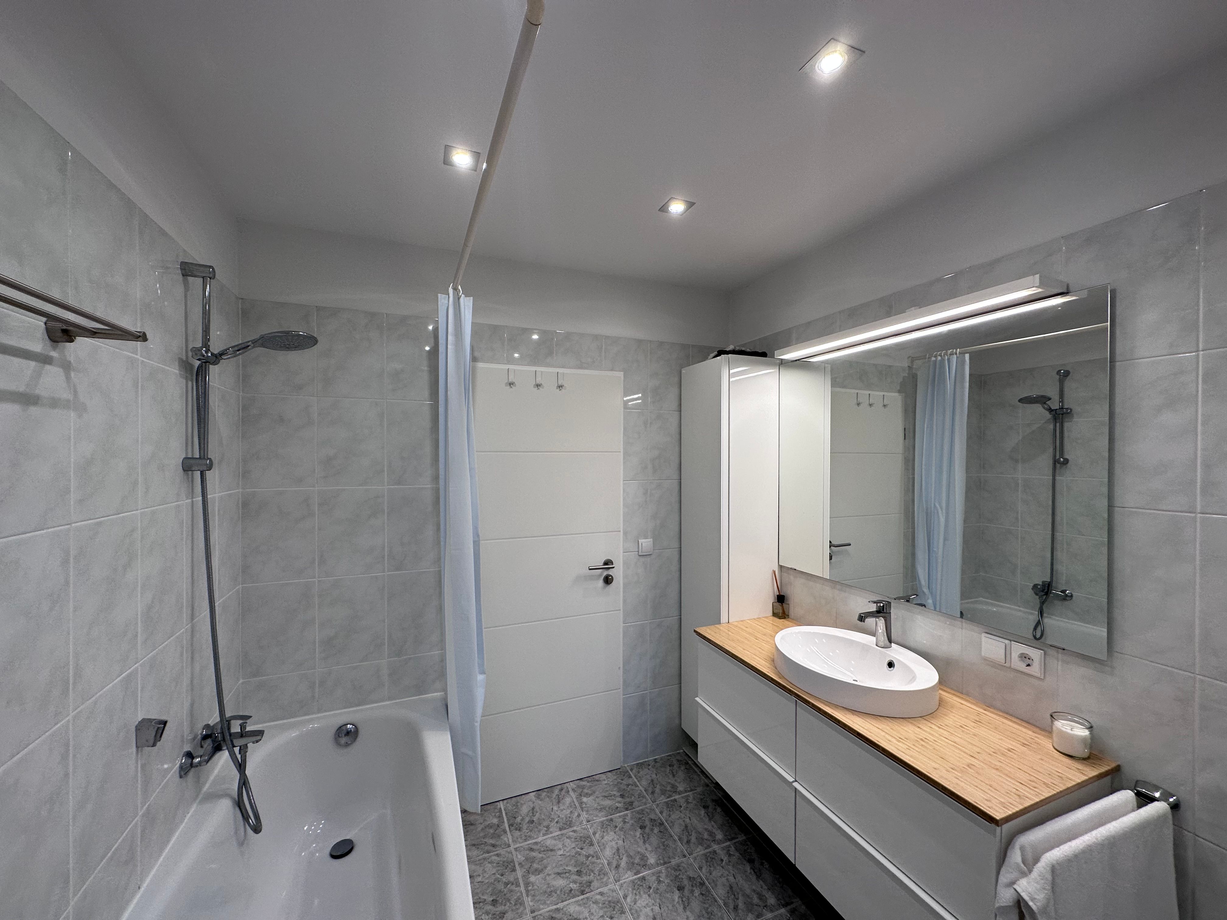  Exclusive South-Facing Penthouse Retreat: Comfort With Stunning Views And Utilities Included  -  Exclusive South-facing Penthouse Retreat: Comfort with Stunning Views and Utilities Included  - Gallery -  5