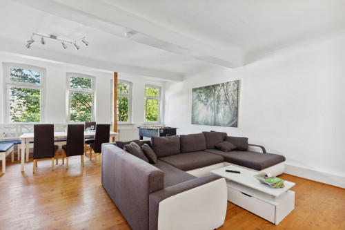 Charming 4-Rooms | Kicker | Netflix | Parking