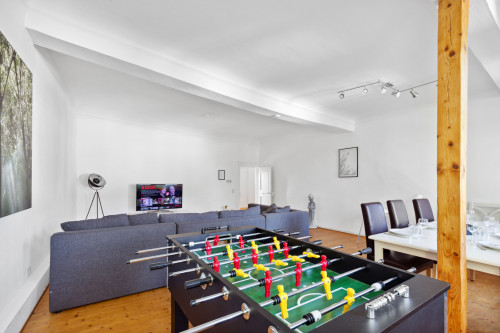 Charming 4-Rooms | Kicker | Netflix | Parking