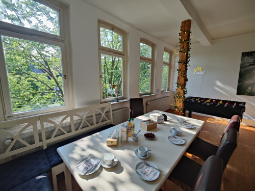 Charming 4-Rooms | Kicker | Netflix | Parking