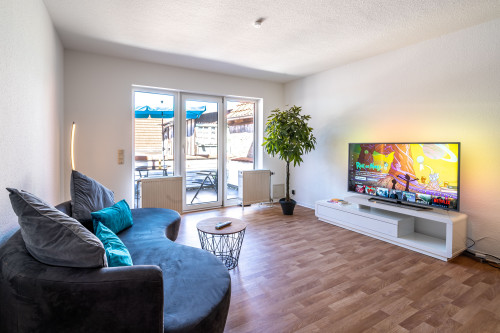 Stylish 2-Room Apartment 75m² good connection to Frankfurt | Balkony | Parking | Netflix