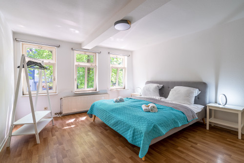Stylish 2-Room Apartment 75m² good connection to Frankfurt | Balkony | Parking | Netflix