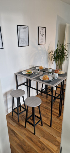 The World, central, 4 persons, Netflix, balcony, The World, Stilvolles Apartment, Stadtzentral, Parking Free