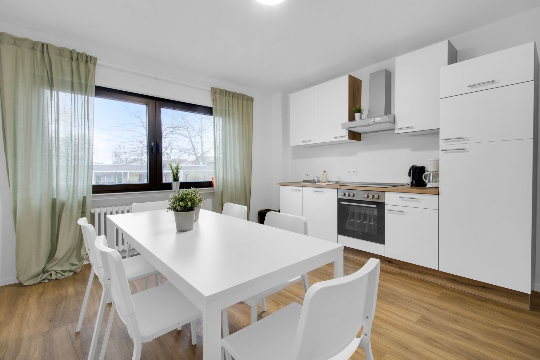 Fully Equipped Three Bedroom Apartment With Balcony - 6