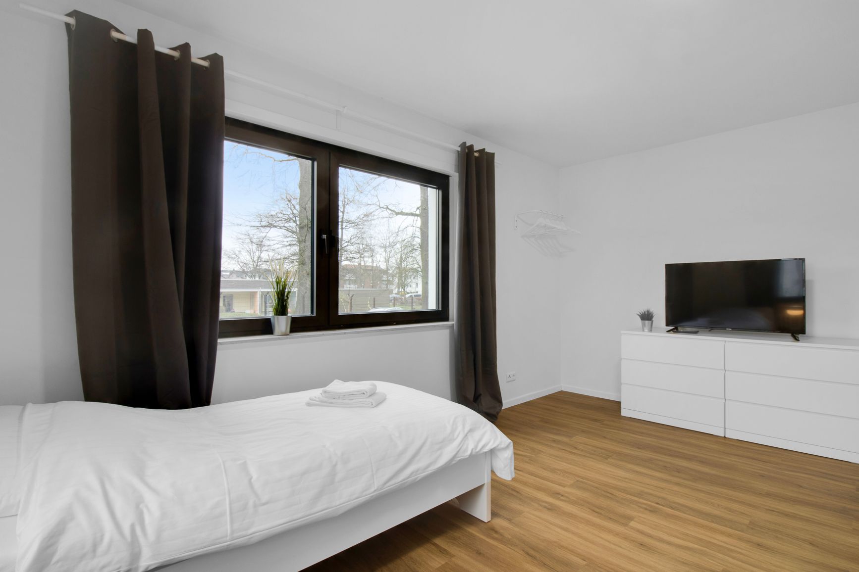 Fully Equipped Three Bedroom Apartment With Balcony - 10