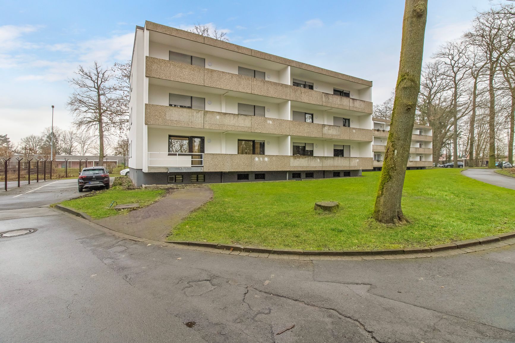 Fully Equipped Three Bedroom Apartment With Balcony - 7
