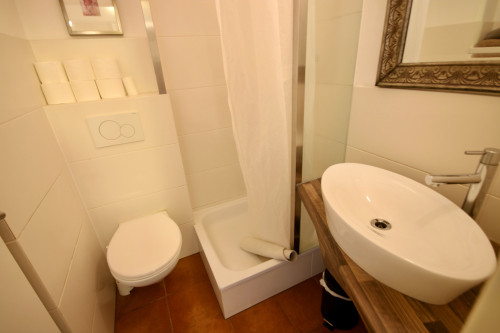 Spacious 3-Room Apartment (57 m²) in the Heart of Essen – Fully Furnished, No Deposit, Including Cleaning Service & City Registration