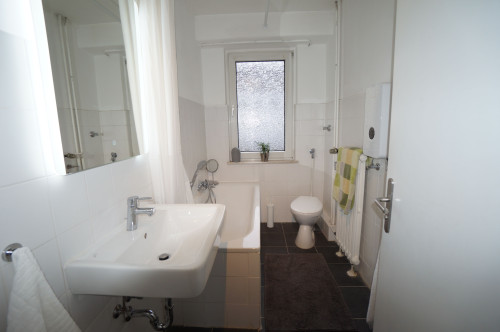 Sehr schöne 3 Zimmer Wohnung mit massiv Parkett, füßläufig Hauptbahnhof !