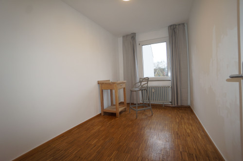 Sehr schöne 3 Zimmer Wohnung mit massiv Parkett, füßläufig Hauptbahnhof !